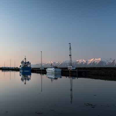 Tr&ouml;llskagi: Lauer Sommerabend im Hafen in Dalv&iacute;k